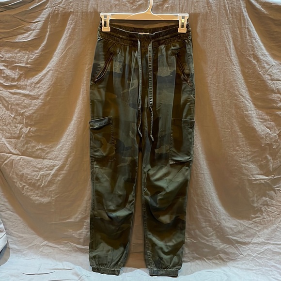 Hollister Camo Pants - Picture 1 of 5